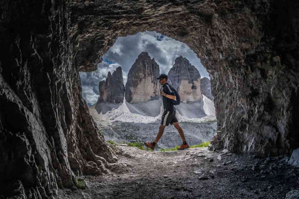 Mathias qui marche à Tre Cime dans les Dolomites en italie